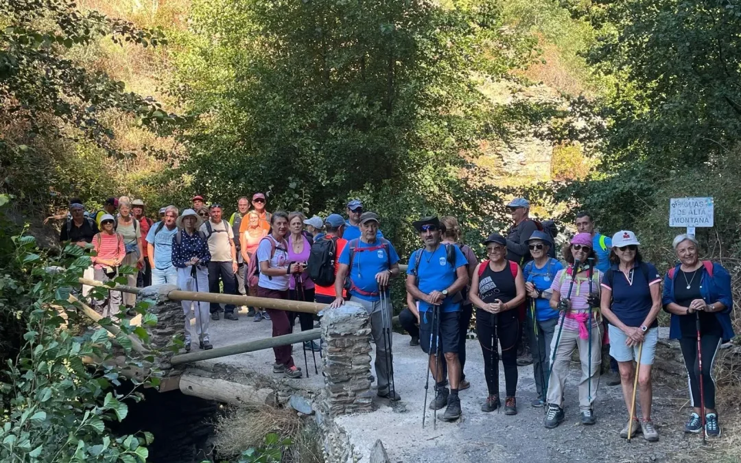 Unos 40 senderistas de Almuñécar recorrieron a los pueblos del Poqueira en Capileira